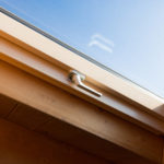 Dettaglio finitura del tetto con serramento